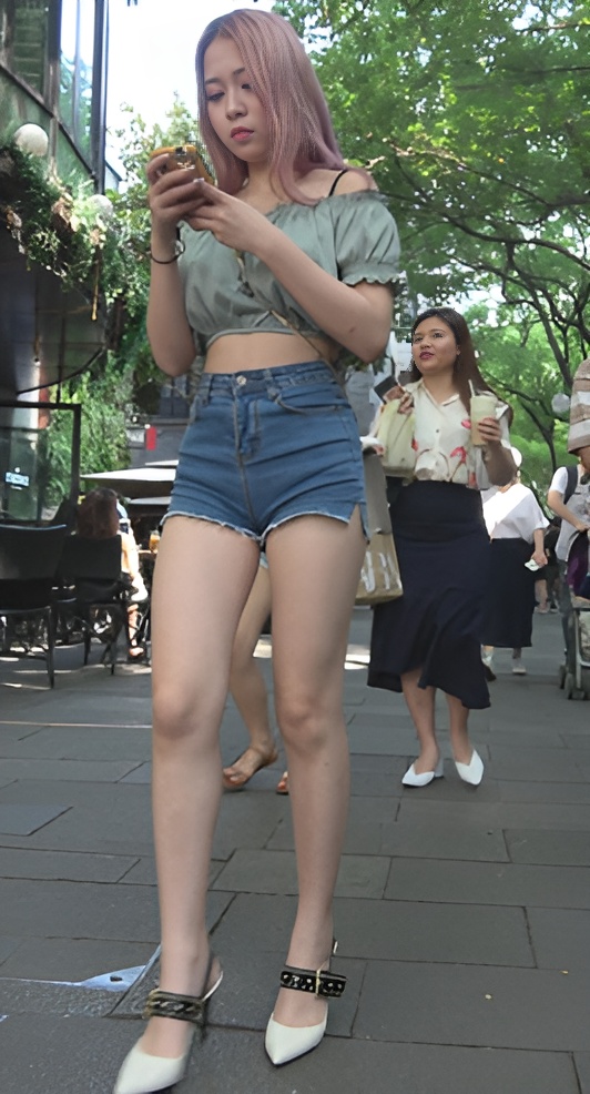 吸烟的牛仔短裤美女[1.34G/MP4]