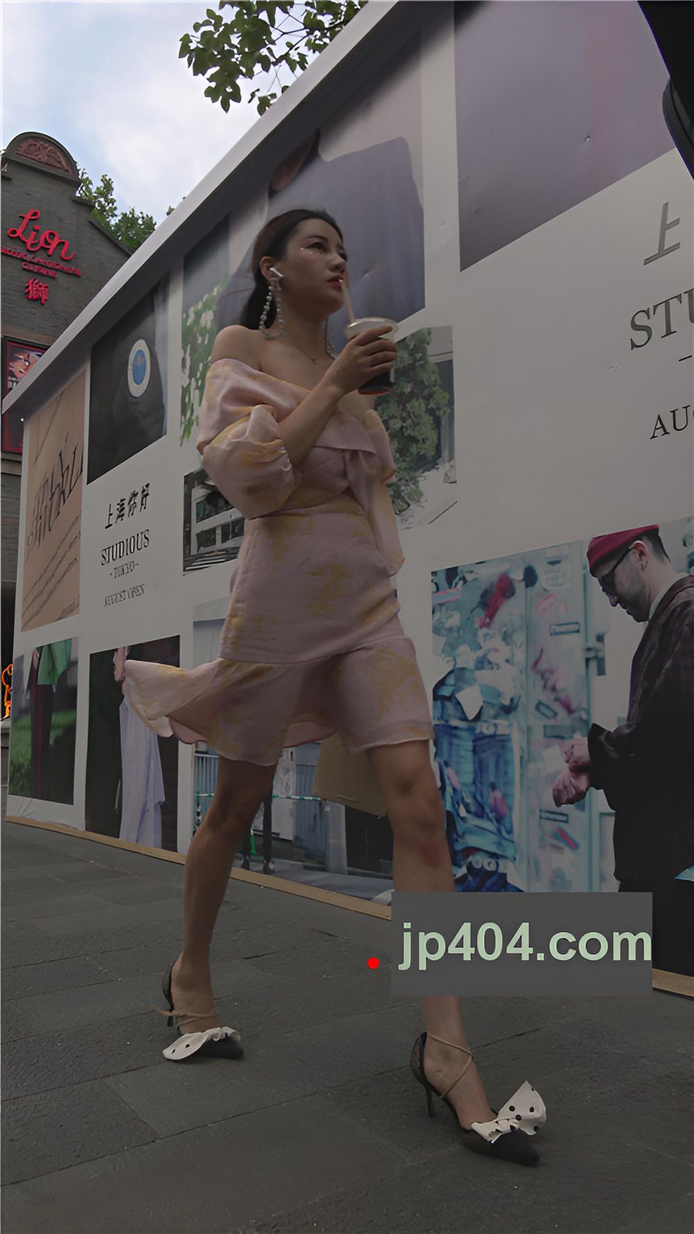 漂亮的粉色连体美女[1.35G/MP4]