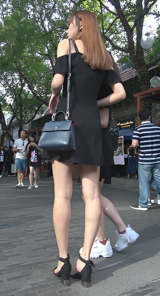 黑色吊带连体裙美女[1.35G/MP4]