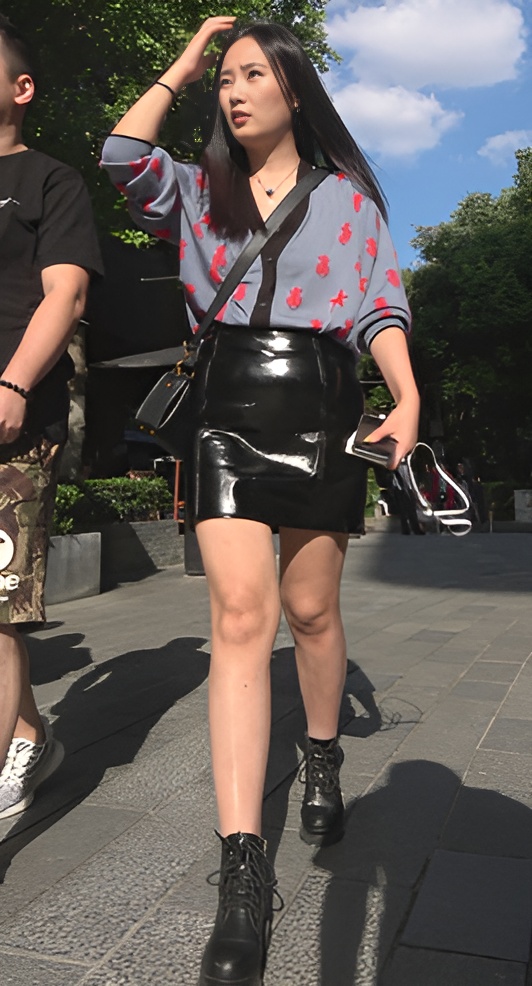 黑色高腰皮裙小姐姐[1.18G/MP4]