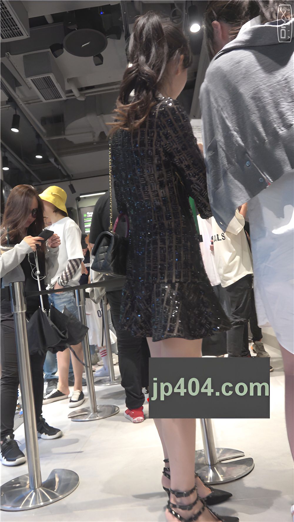 漂亮的黑色气质连衣裙小姐姐[1.76G/MP4]