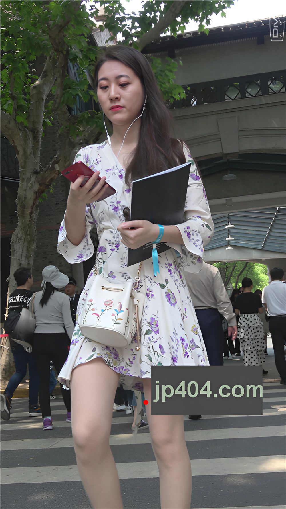 漂亮的连衣花裙美女[1.41G/MP4]