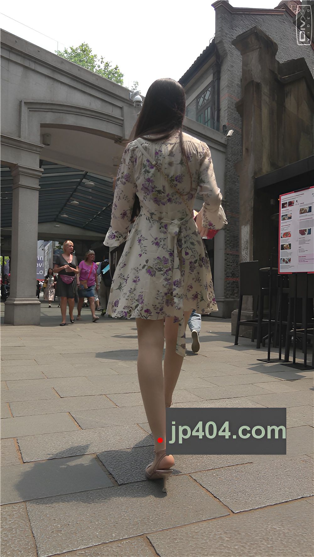 漂亮的连衣花裙美女[1.41G/MP4]