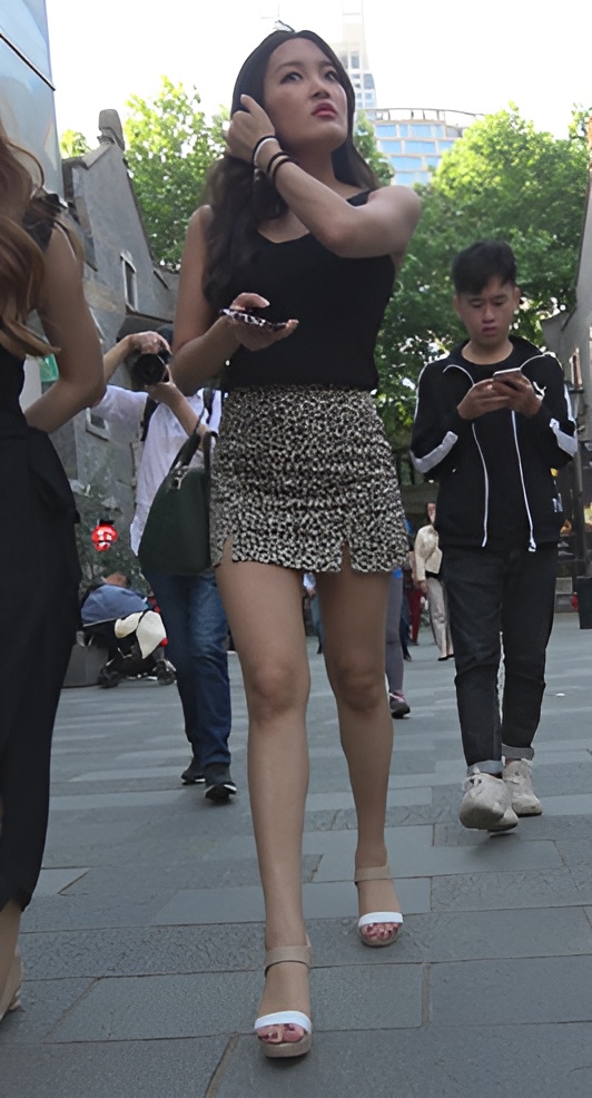 漂亮的豹纹包臀裙小姐姐[1.08G/MP4]