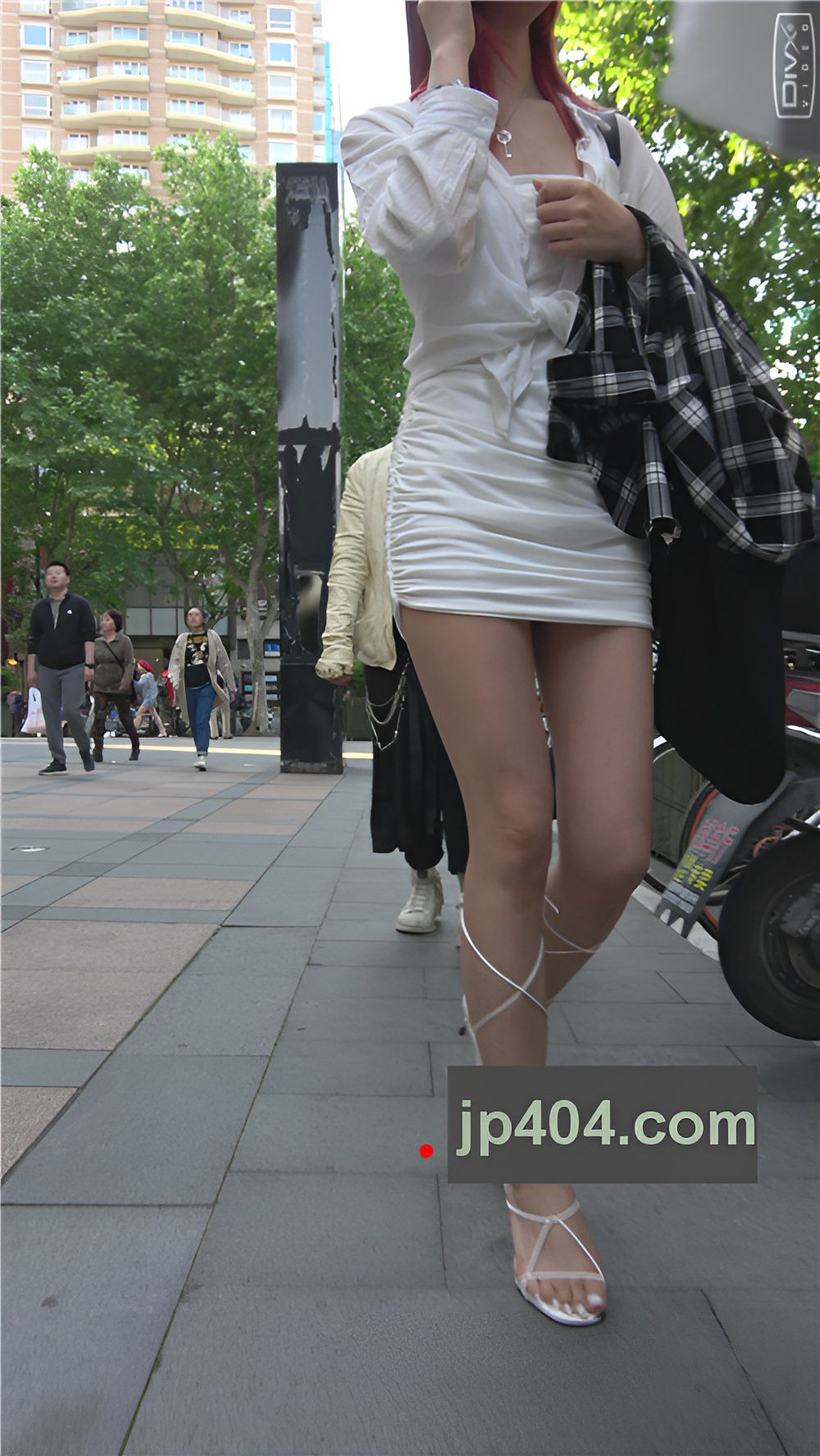 红发白色包臀裙妹子[1.26G/MP4]