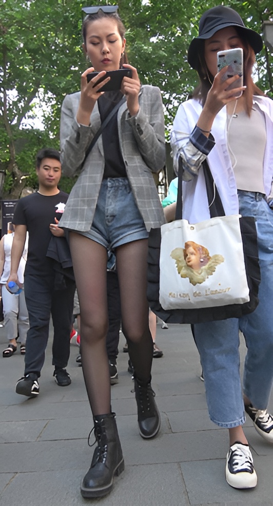 漂亮的长腿黑丝美女[1.02G/MP4]