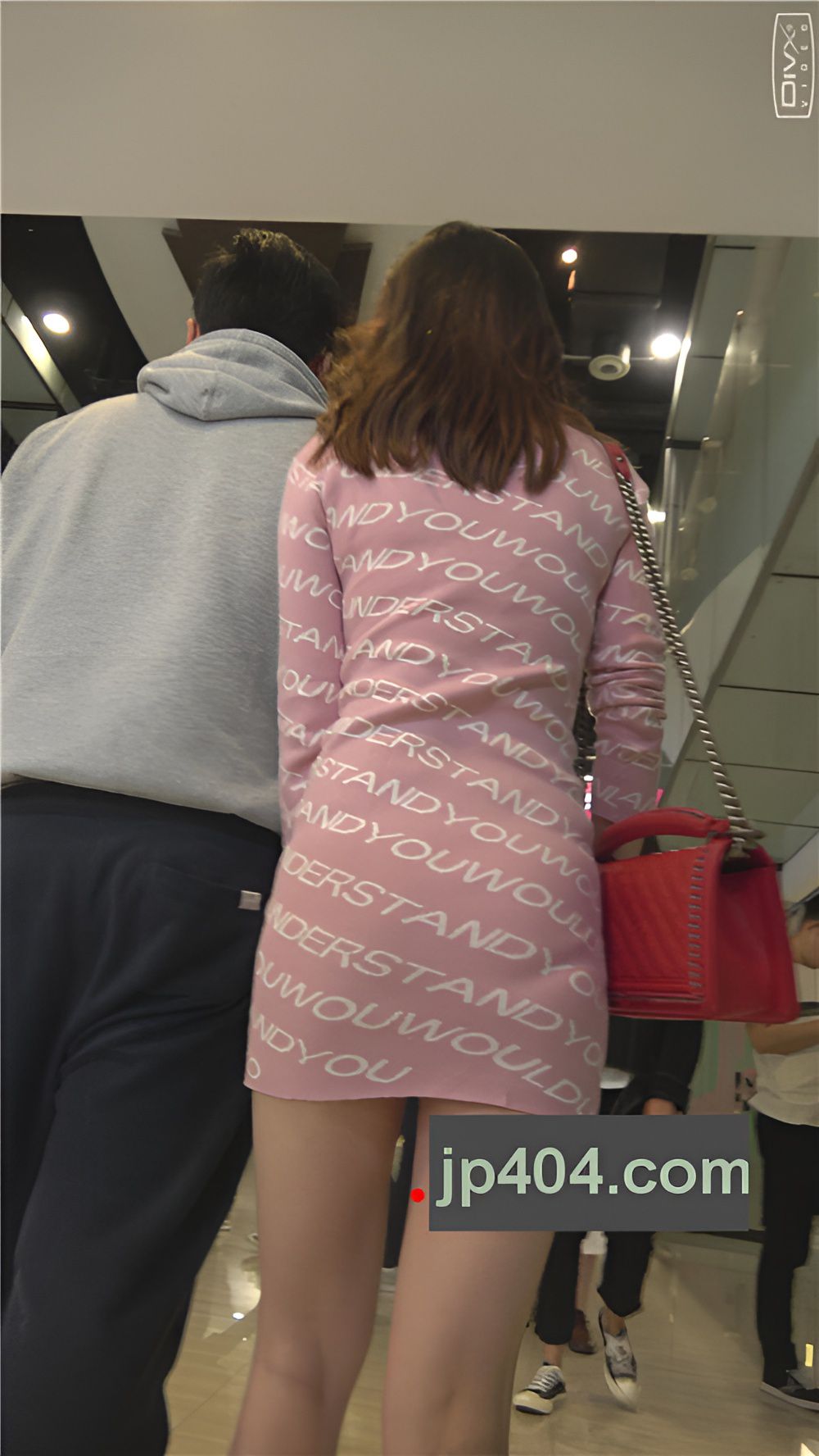 粉色连体包臀裙少妇[957M/MP4]