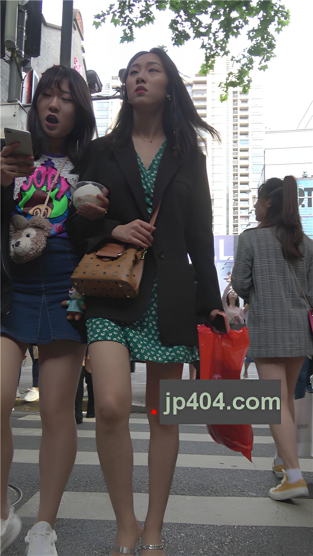 和闺蜜一起逛街的美女小姐姐[1.85G/MP4]