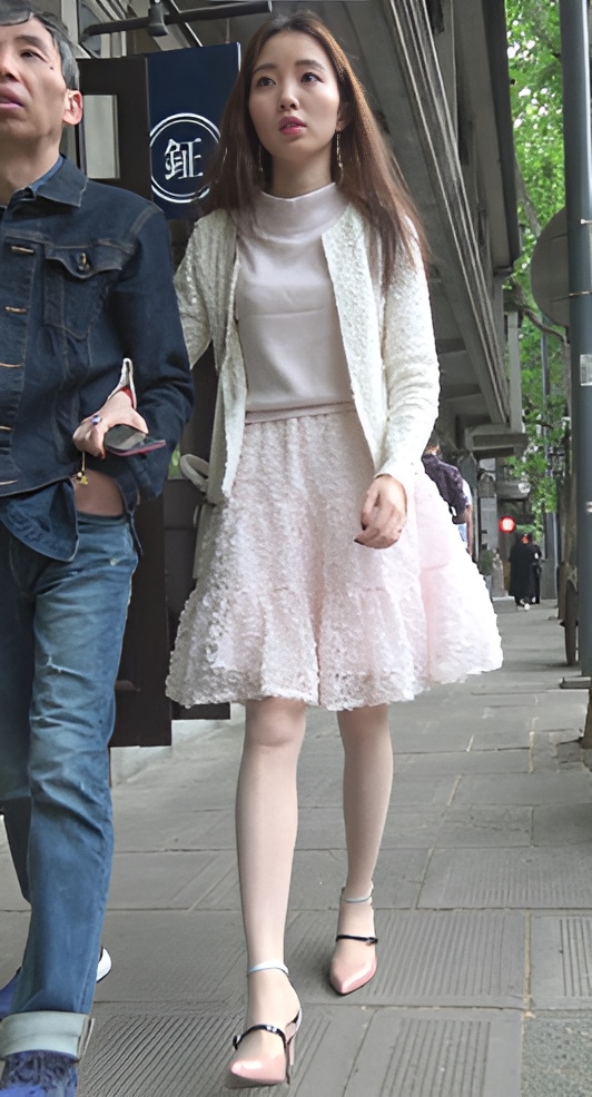 和父亲一起逛街的粉裙小姐姐[1.02G/MP4]