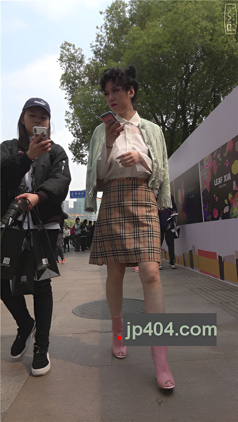 玩手机的粉色高跟小姐姐[540M/MP4]