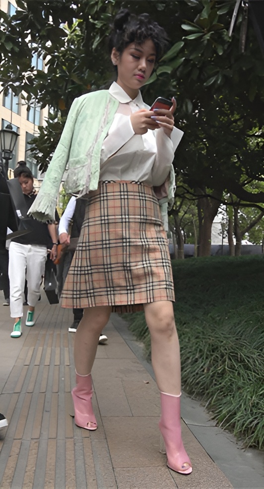 玩手机的粉色高跟小姐姐[540M/MP4]