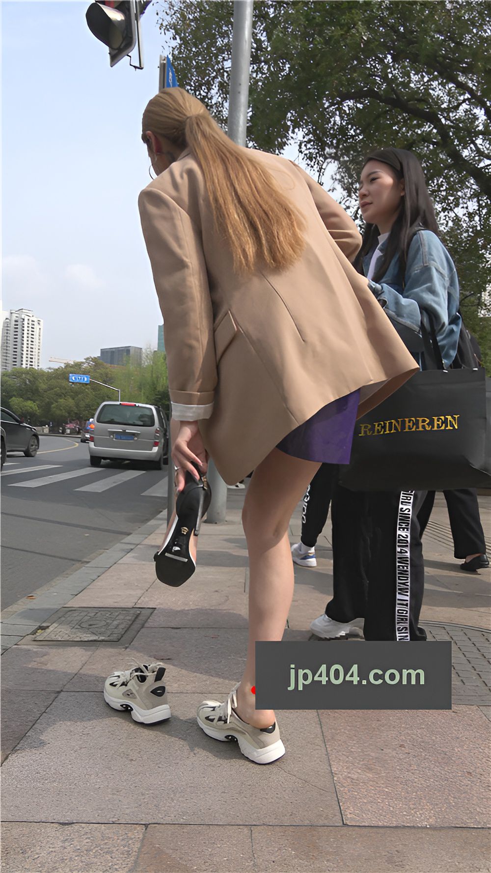 换鞋的漂亮黄发美女小姐姐[619M/MP4]