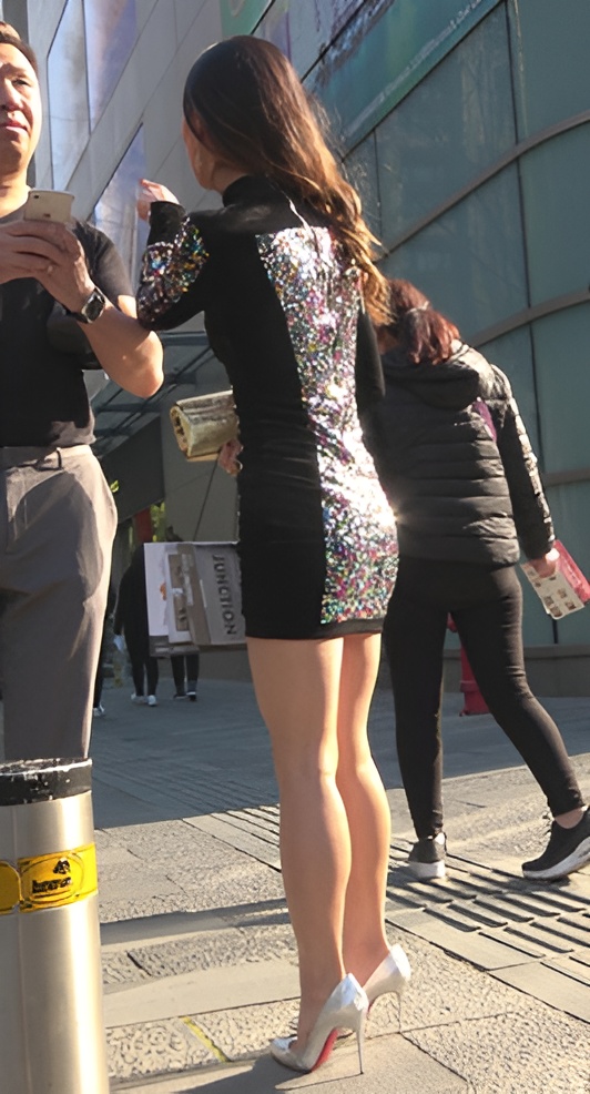 连体黑色包臀裙大姐姐[734M/MP4]