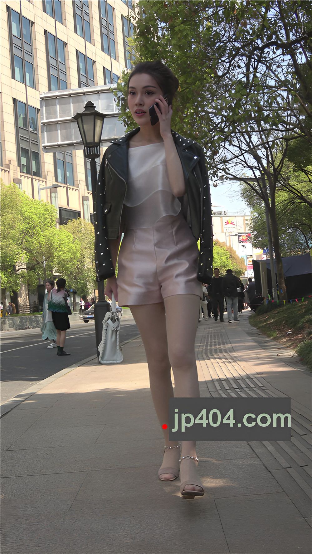 漂亮的粉色热裤美女[1.05G/MP4]