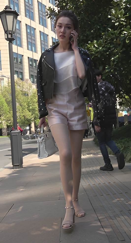 漂亮的粉色热裤美女[1.05G/MP4]