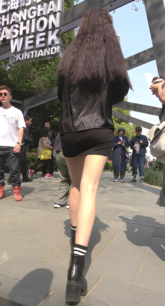 漂亮的包臀裙小姐姐[705M/MP4]