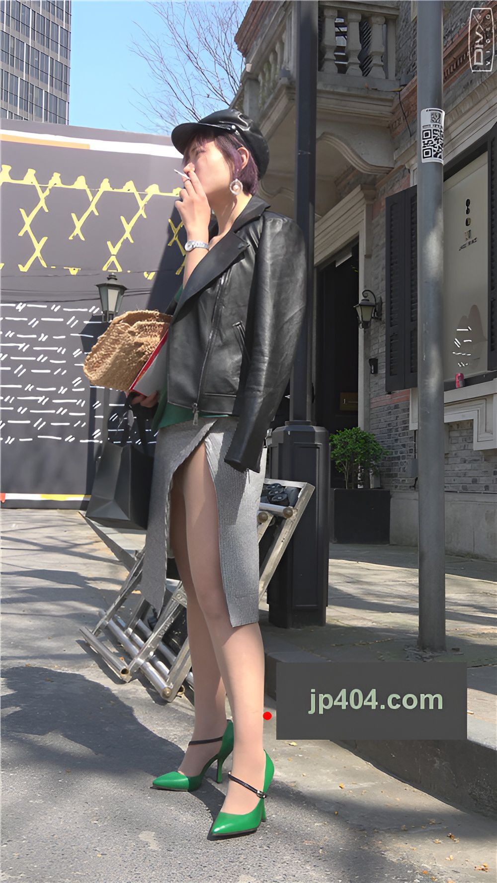 短发开叉裙吸烟妹子[1.58G/MP4]