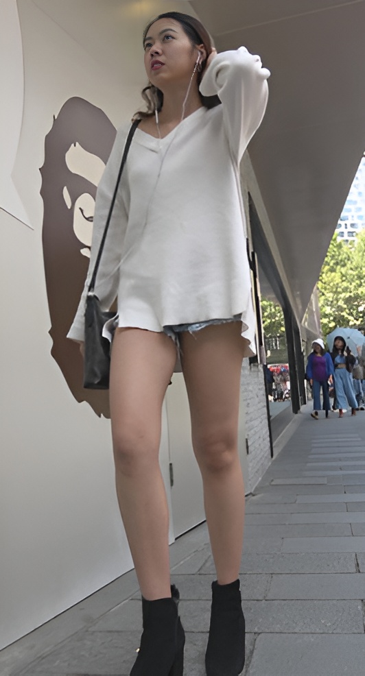 漂亮的长腿肉丝美女[954M/MP4]