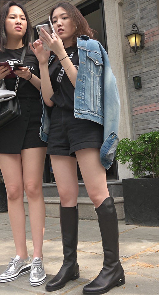 两个玩手机的小姐姐[1.62G/MP4]