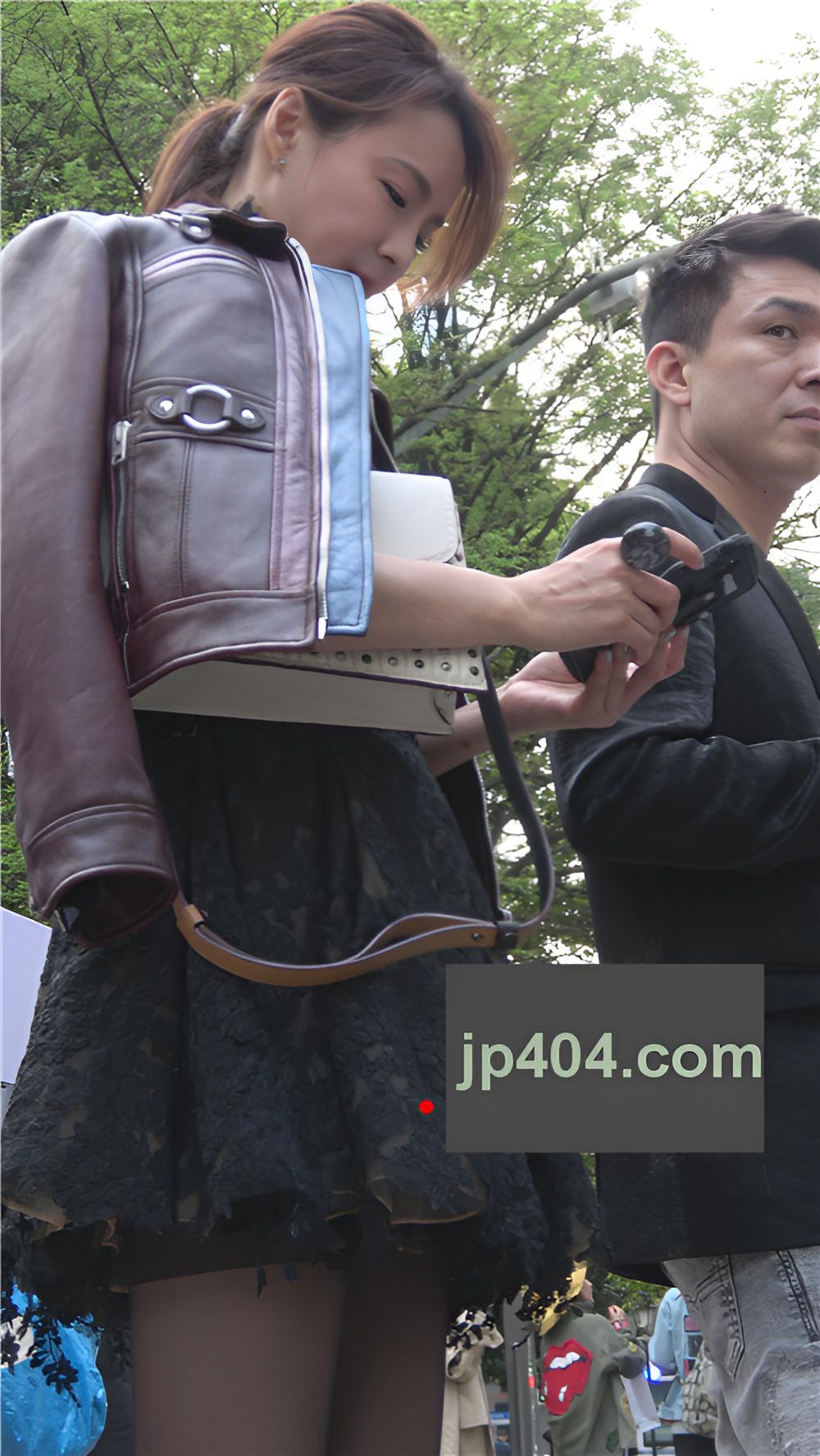 玩手机的黑丝美女[1.36G/MP4]