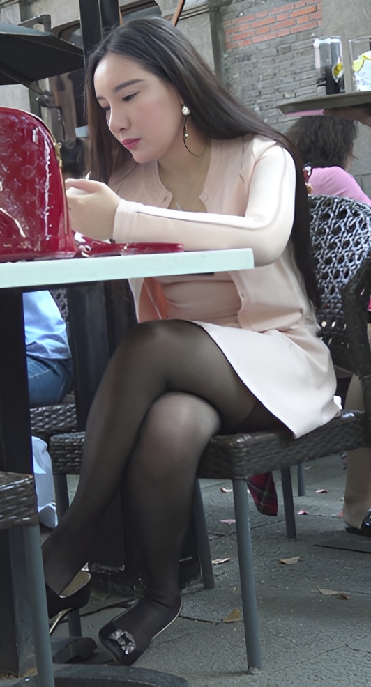 漂亮的黑丝小美女[1.02G/MP4]