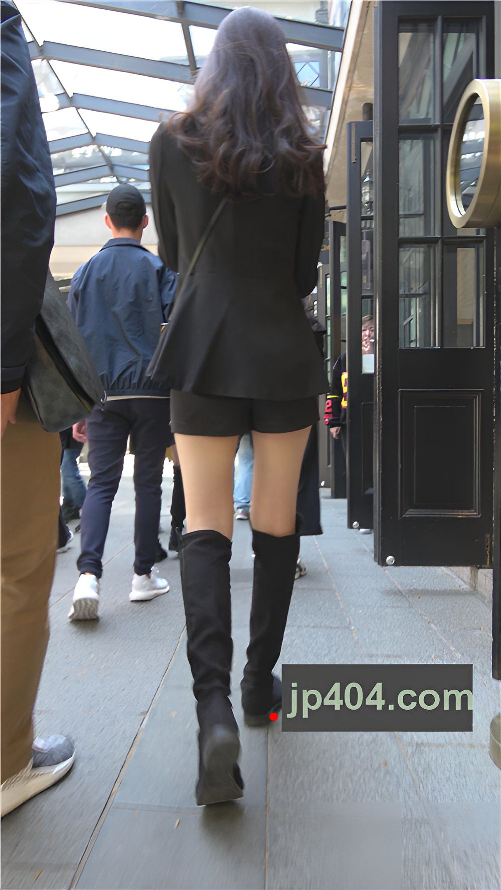 黑色长靴漂亮的美女[1.88G/MP4]