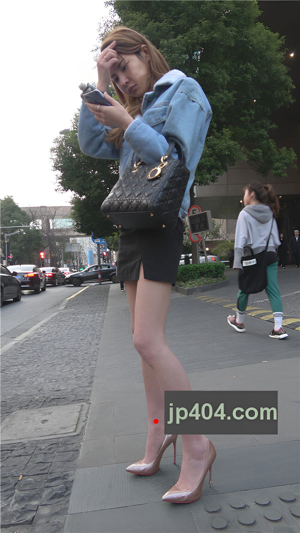 一直在看手机的小姐姐[1.32G/MP4]