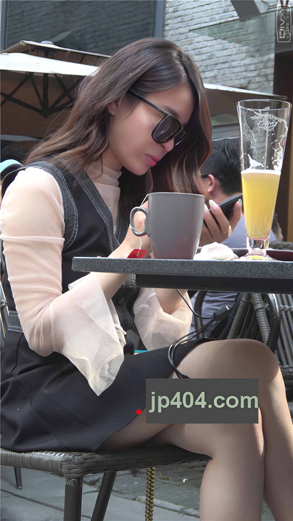 路边喝饮料的小姐姐[1.16G/MP4]