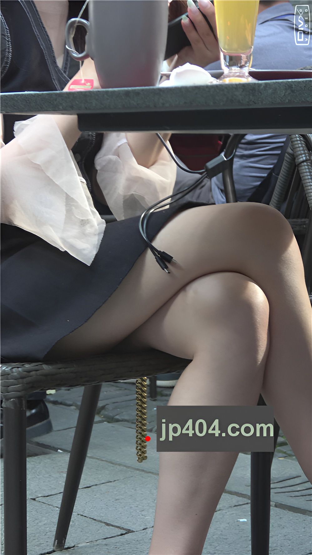 路边喝饮料的小姐姐[1.16G/MP4]