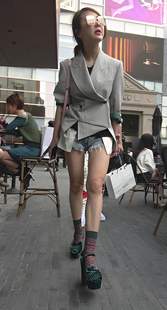 墨镜裸腿小姐姐[1.75G/MP4]