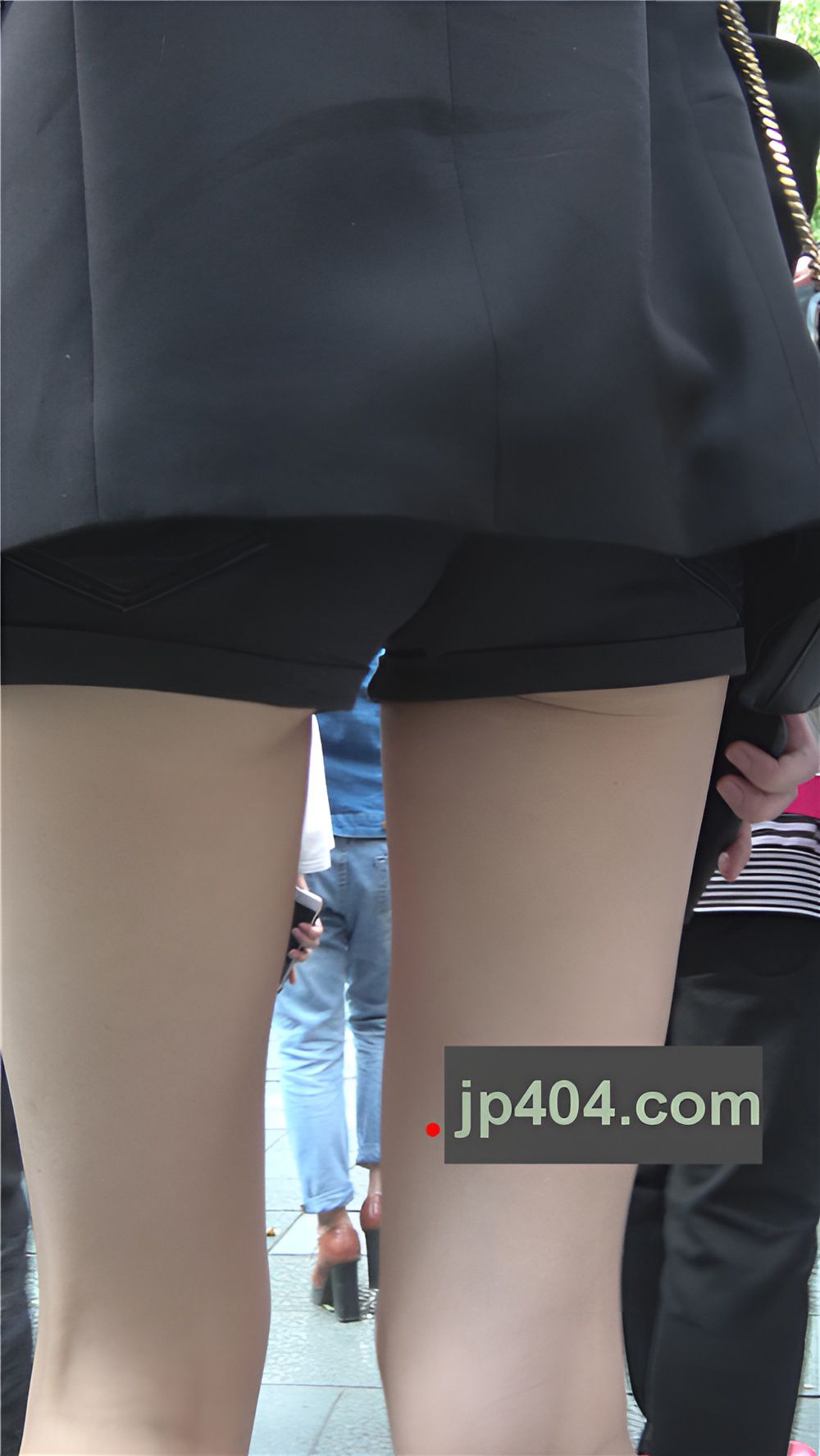 黑色热裤长腿小姐姐[1.45G/MP4]