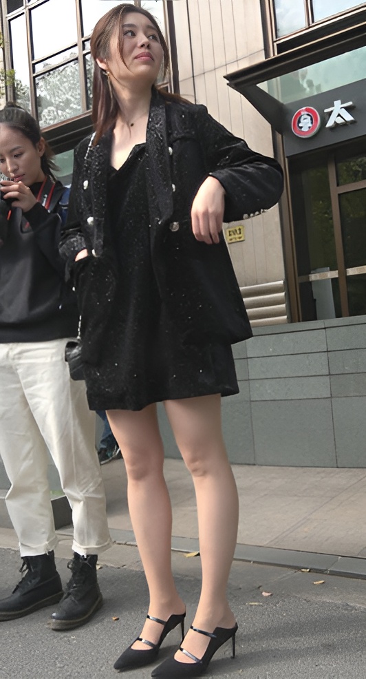 路边等车的漂亮小姐姐[730M/MP4]