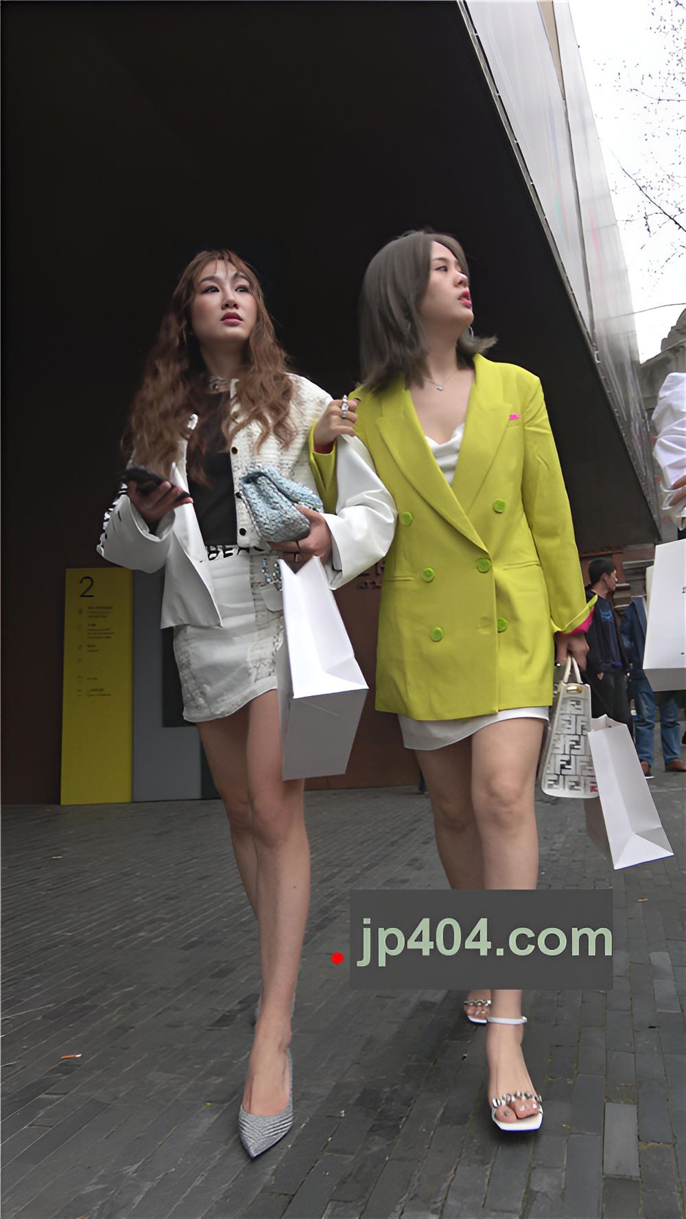 和闺蜜一起逛街的两个小姐姐[925M/MP4]