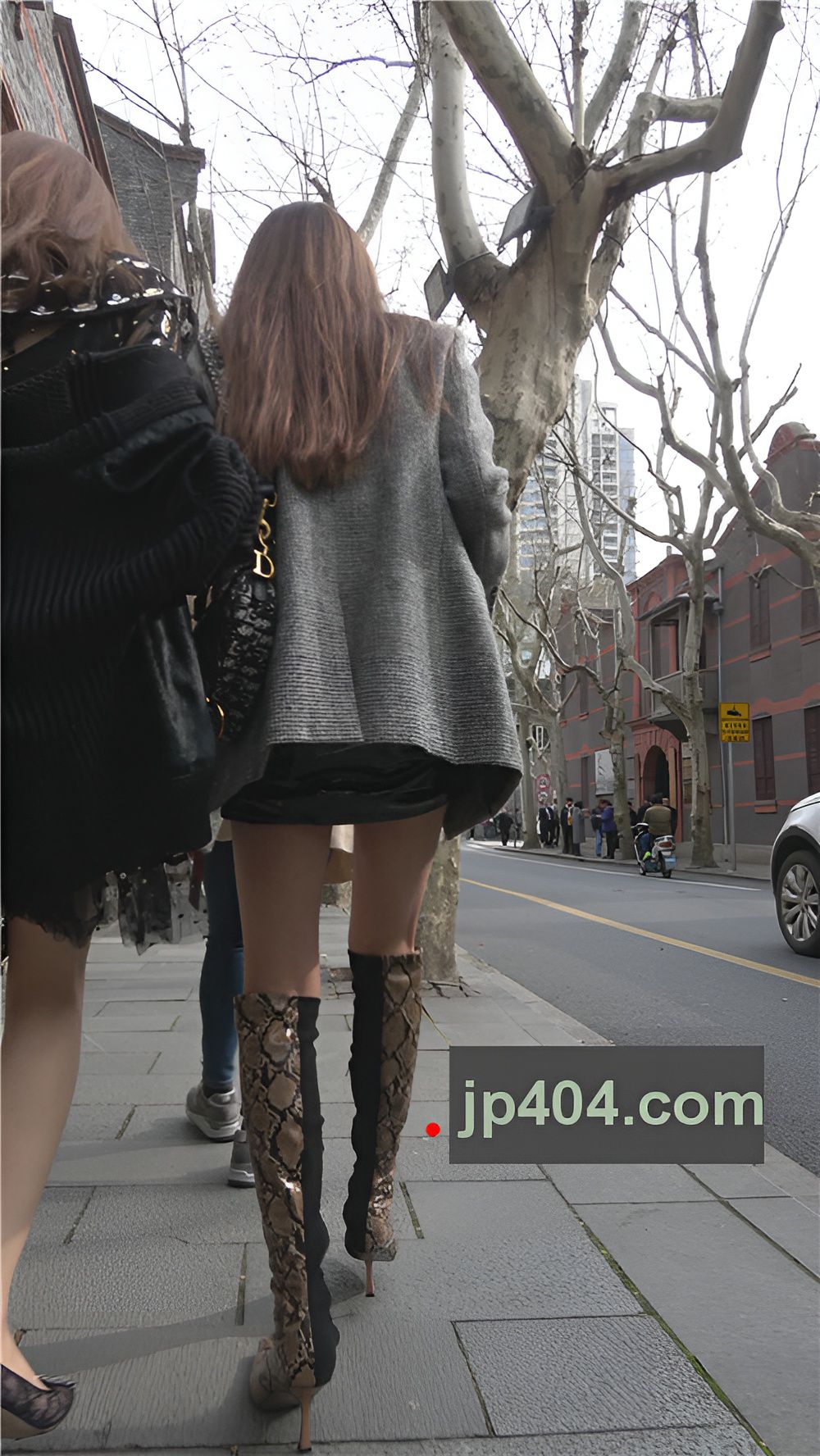 长腿高靴漂亮的小姐姐[1.17G/MP4]