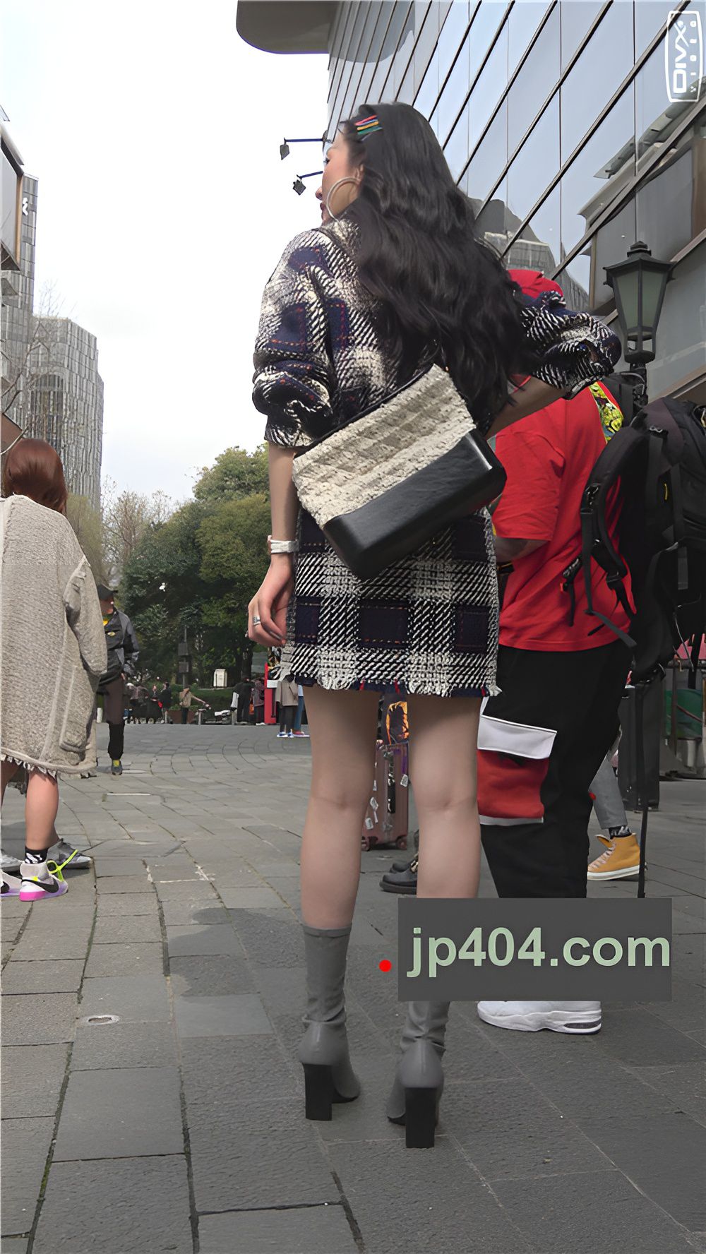 大耳环卷发小姐姐[1.05G/MP4]