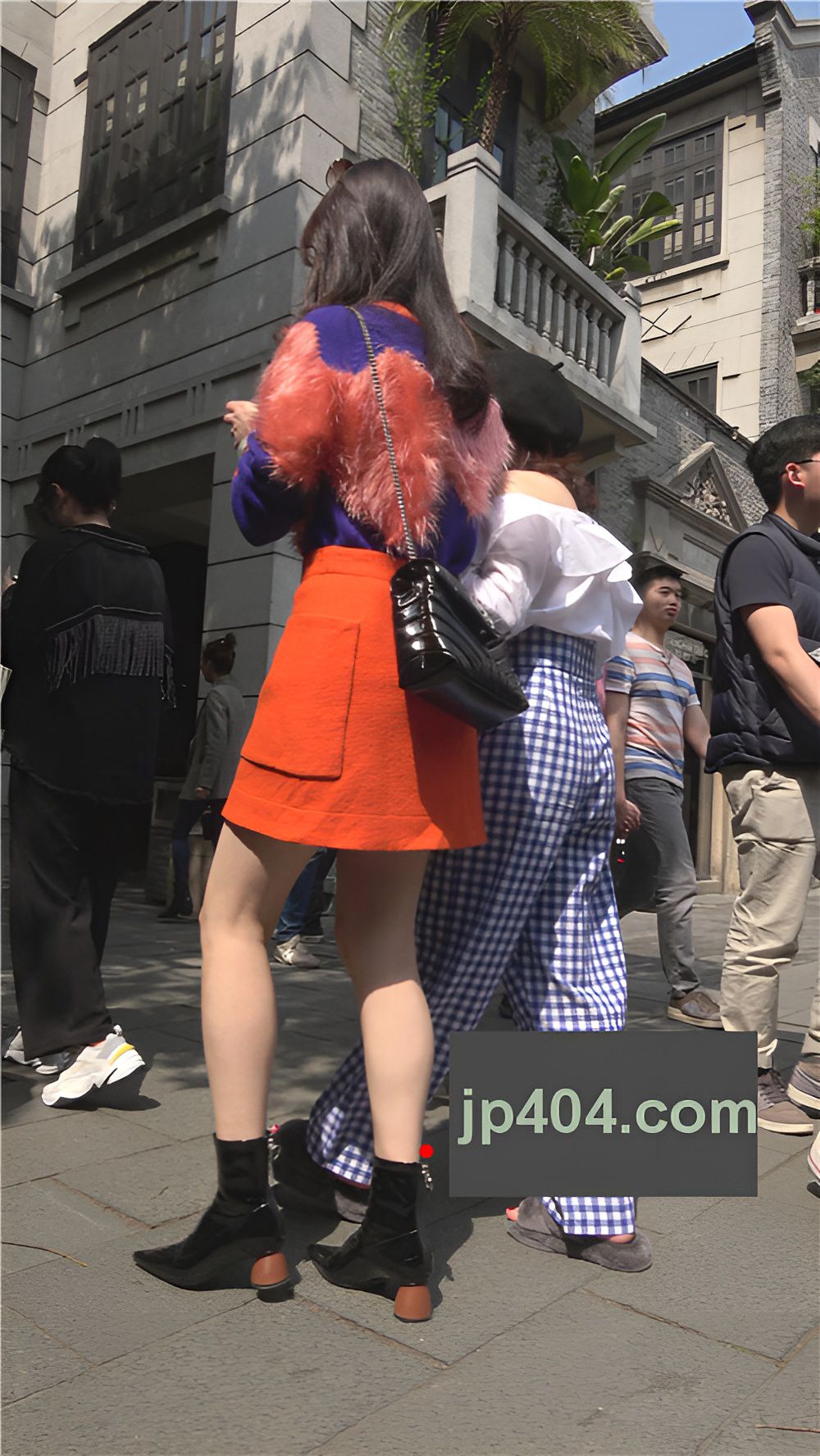 玩手机的高腰时尚小姐姐[1.28G/MP4]