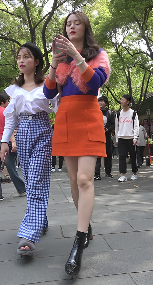 玩手机的高腰时尚小姐姐[1.28G/MP4]