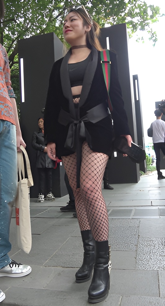 渔网丝袜性感美女[746M/MP4]