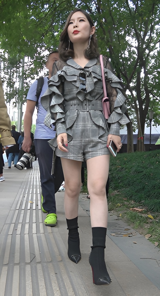 黑色短靴小姐姐[975M/MP4]