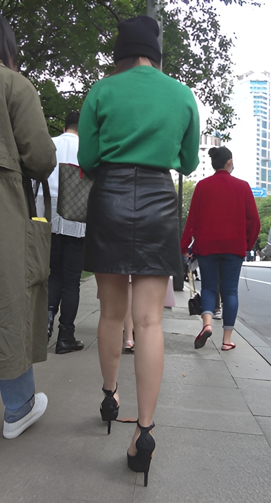 漂亮的绿衣皮裙小美女[1.07G/MP4]