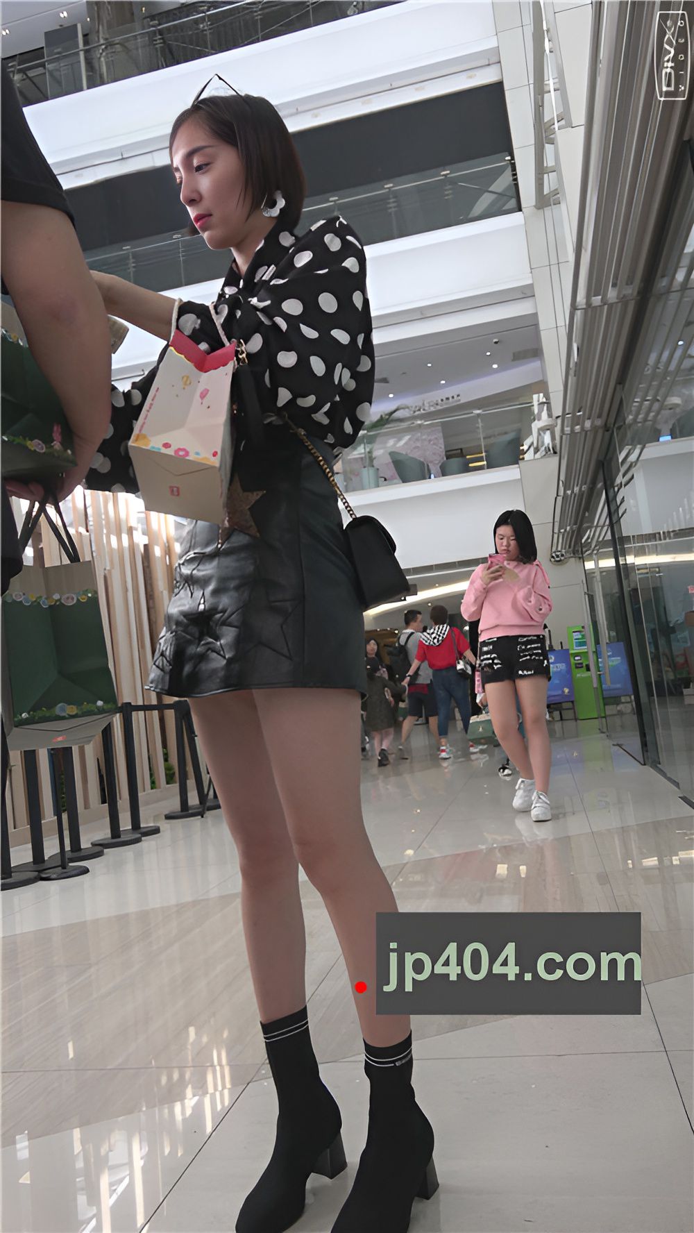 黑色小皮裙短发小姐姐[1.56G/MP4]