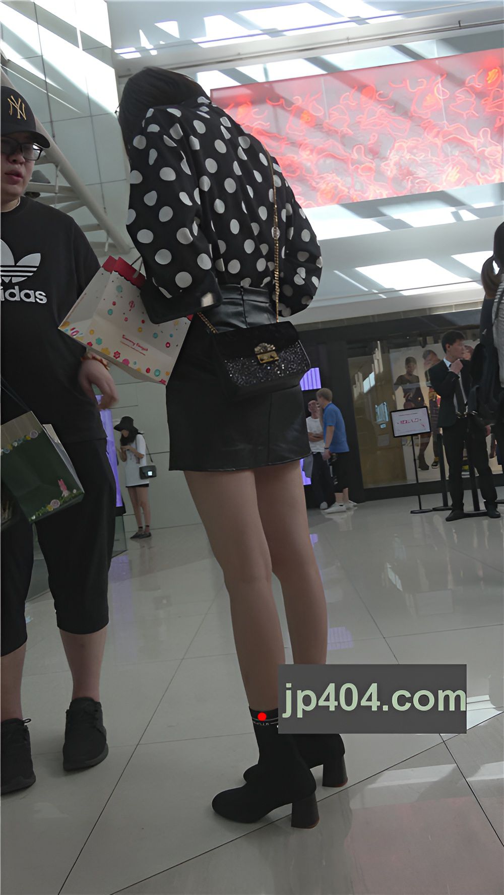 黑色小皮裙短发小姐姐[1.56G/MP4]