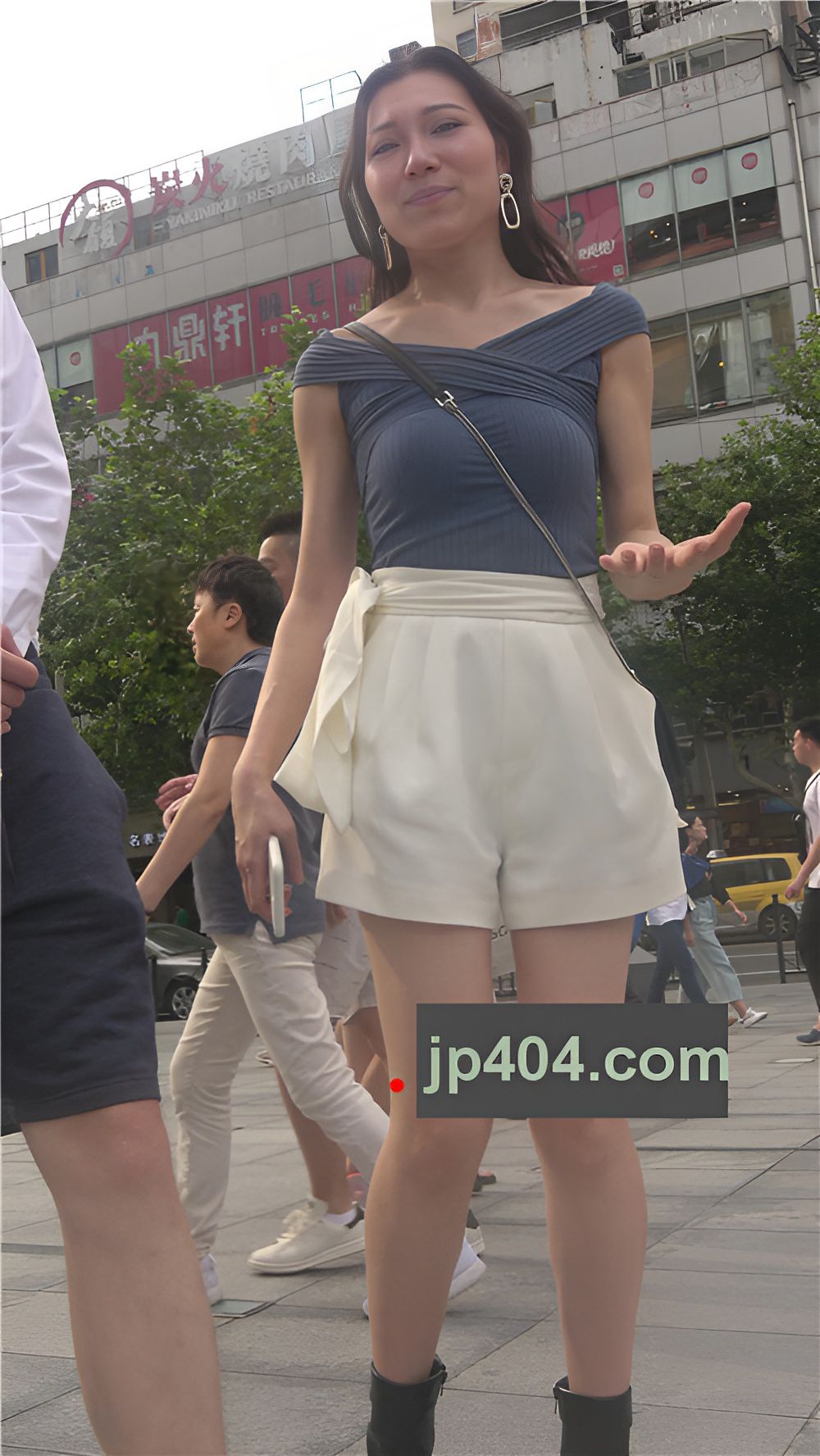 和老外男友逛街的高腰短裤美女[1.5G/MP4]