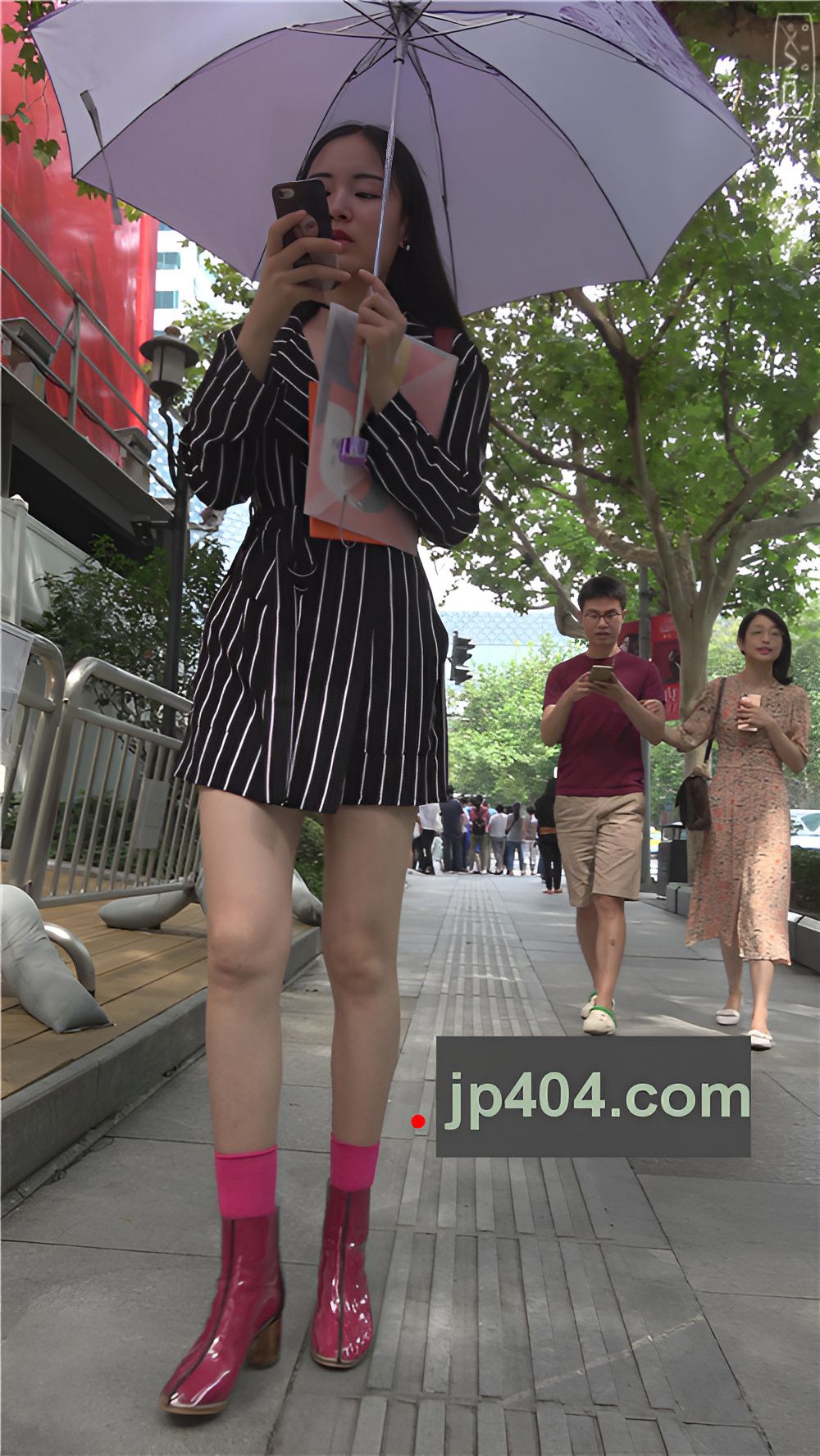 怕晒黑的白腿红鞋小姐姐[1.23G/MP4]