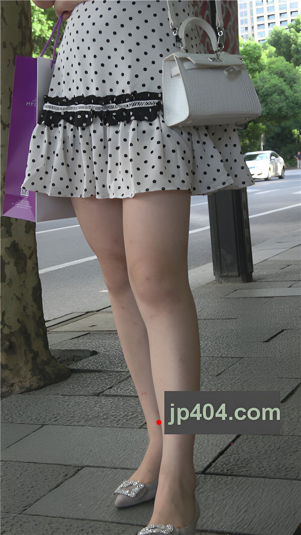 玩手机的白色连衣裙小姐姐[1.45G/MP4]