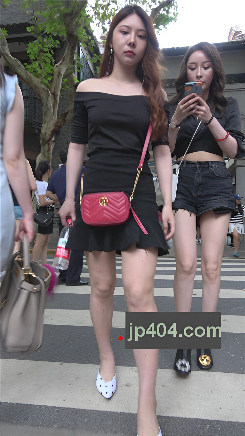 漂亮的两个裸腿小姐姐[1.45G/MP4]