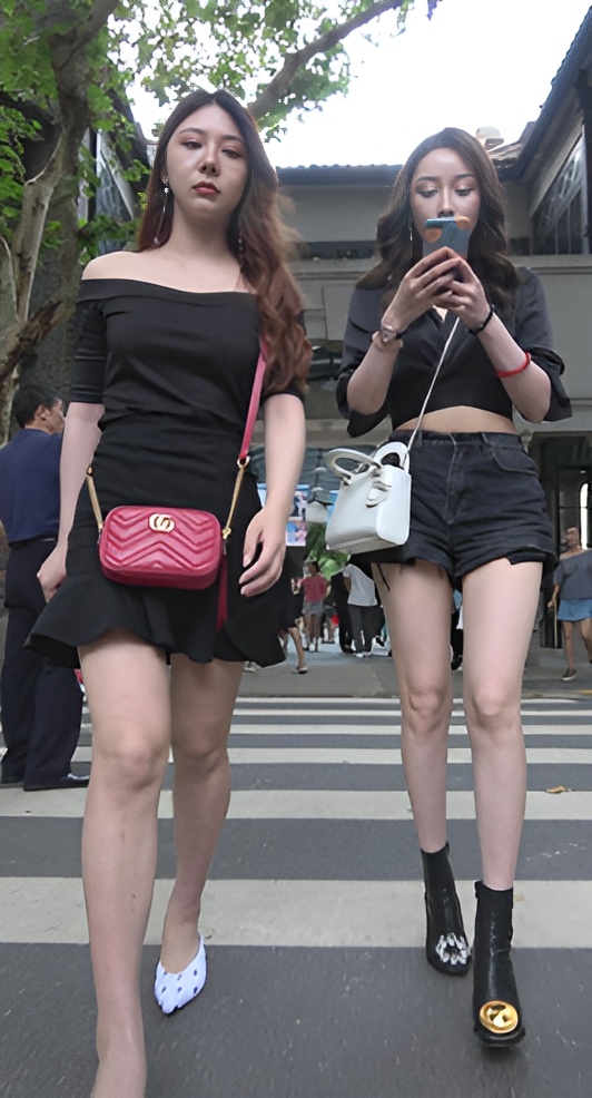 漂亮的两个裸腿小姐姐[1.45G/MP4]