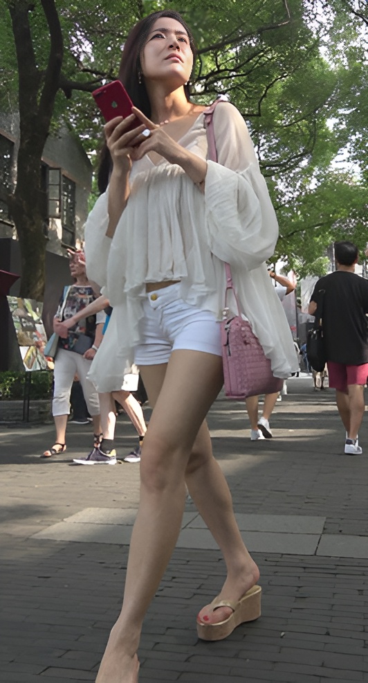 透视装热裤裸腿美女[2.26G/MP4]