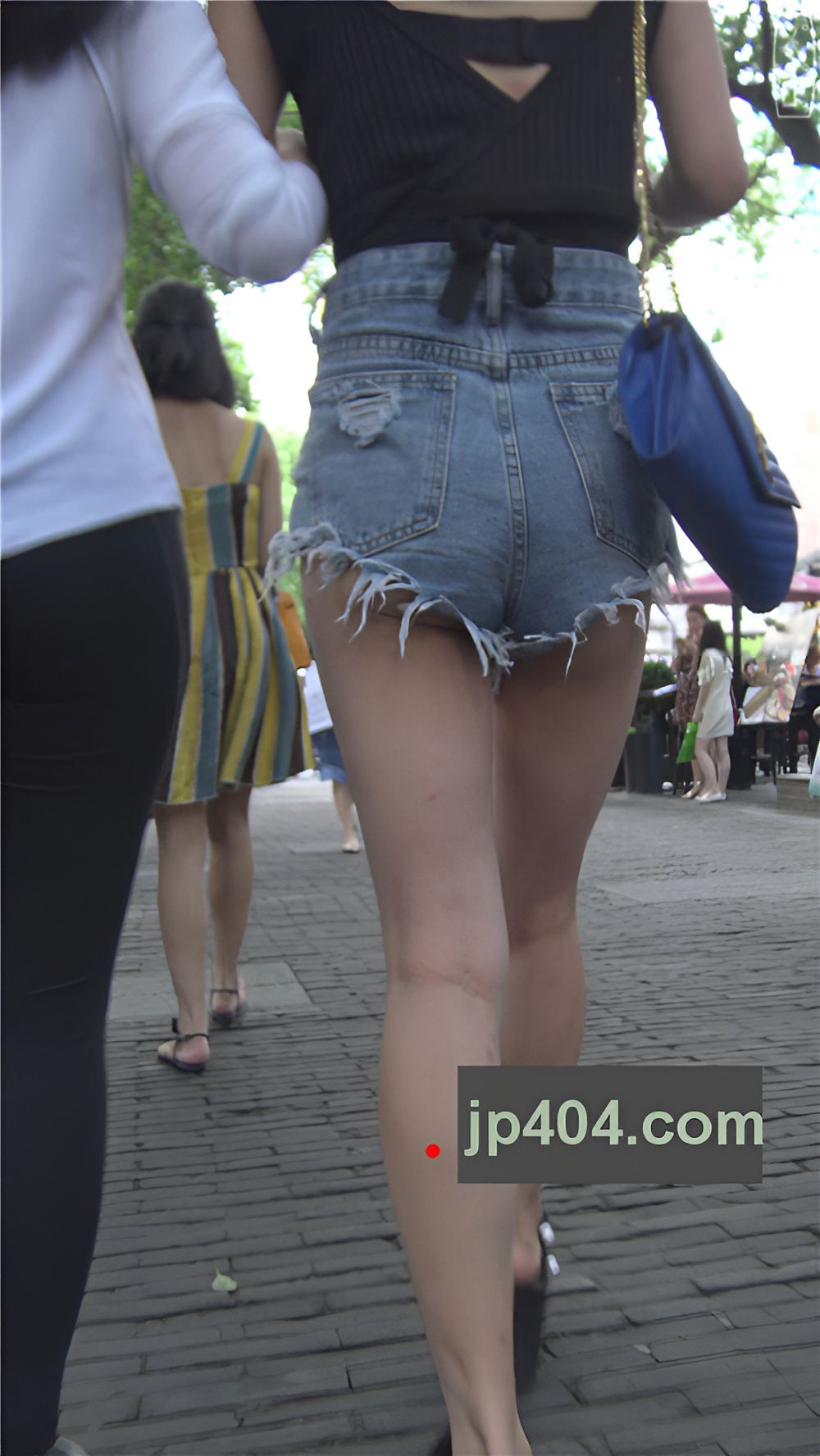 高腰热裤月牙美女[1.12G/MP4]