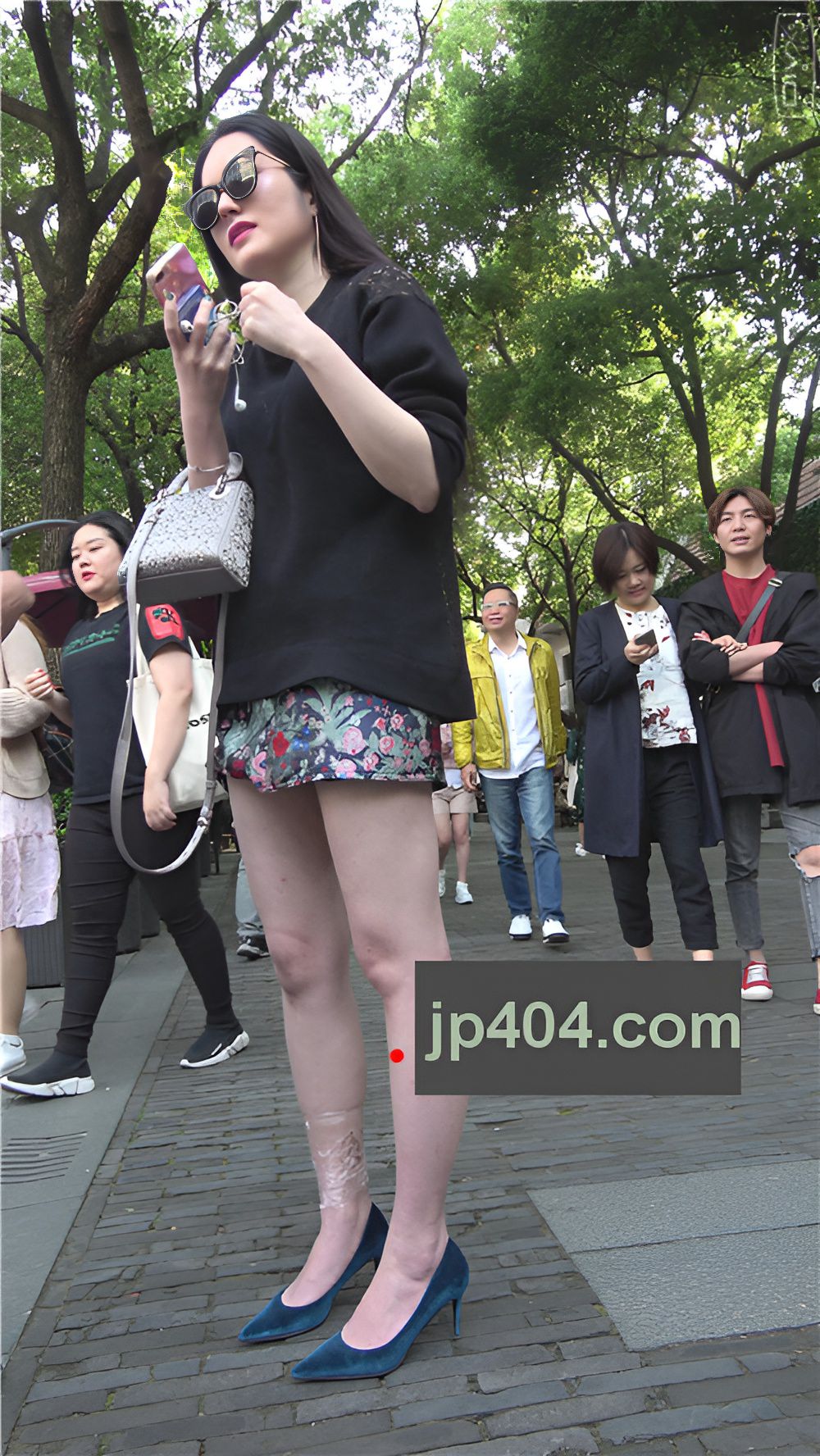 长发白嫩裸腿小姐姐[1.24G/MP4]